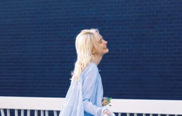 なぜ可愛い？ スタイリストが何度も使う「オシャレ見えする」シンプルな服