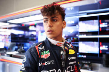 角田車走らせたリンドブラッド、F1公式デビューで14番手！レーシングブルズ勢はレッドブル勢上回る。トップは母国ハミルトン【イギリスGP／FP1】