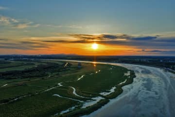 中国で「最も小さい太陽」観測　遠日点の夜明けにカメラ構える