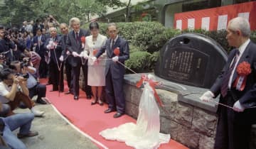 ＜あのころ＞銀座に「銀恋の碑」完成　35年前の7月5日