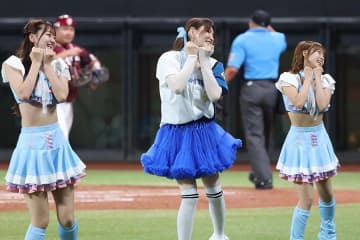 「誰かと思ったら…」　美女チアを“圧倒”するキレキレ…56歳に騒然「年を感じさせない」