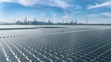 中国初の海面浮体式太陽光発電施設が稼働開始