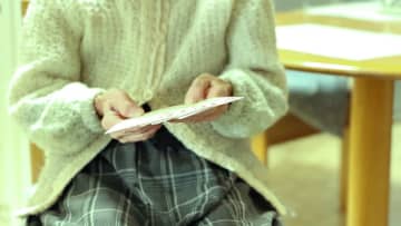 年上夫と死別。遺族年金わずか「月7万円」で窮地の72歳妻…諦めかける老後を救った、年金機構からの「緑の封筒」【FPの助言】