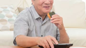 いつまでいるんだろう…〈年収950万円〉〈貯金3,000万円〉寝室で舌打ちする59歳サラリーマン、原因は「笑顔でリビングに居座る84歳・義父」の存在【CFPの助言】