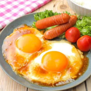 「今までの目玉焼きには戻れない」「見た目と味のギャップに脳がバグる」ご飯に合いまくる目玉焼きの簡単アレンジレシピ