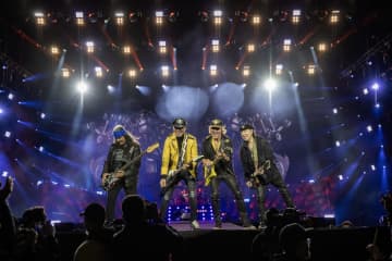 スコーピオンズ、60周年を祝し地元ドイツでスタジアム公演を開催。ライヴ盤として11月に発売