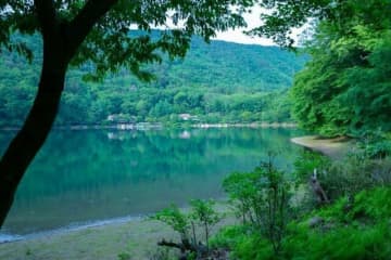 【魅力はずばり秘境感！】玄人が通い続ける憧れのキャンプ場「四尾連湖」に行ってみました＜山梨県・西八代郡＞