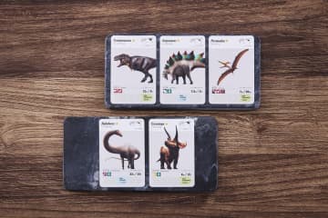 「恐竜くん」全面監修による、興味と新たな発見につながる恐竜ボードゲーム・遊べる恐竜図鑑、「ディノミュージアム」をGEO GAMESから2025年7月8日(火)に発売! サイエンスコミュニケーターとして活躍している「恐竜くん」に監修・イラスト提供を頂き、科学的でありながらエンターテインメント性に溢れた唯一無二の恐竜コンテンツです