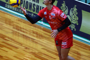STINGS愛知の藤中謙也と元Vリーガー中川千世さんがバレー教室を実施