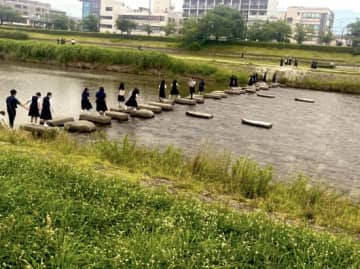 なぜか涙が止まらない…朝6時半の鴨川、修学旅行生の後ろ姿が“もう戻れないあの頃”と重なって胸が苦しい