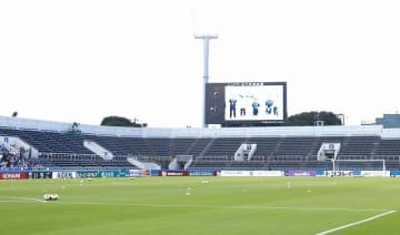 横浜ダービーを前にトラブルが発生。「発煙筒の使用・花火・横浜FCサポーターへの挑発行為」のためマリノスサポーターの入場が遅れる