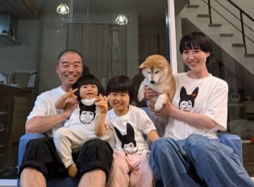 新喜劇俳優･宇都宮まき｡夫､アキナ･山名と一緒に3歳と2歳のドタバタ育児｡｢前抱っこして後ろおんぶで､犬引っ張っている人見たことない｣