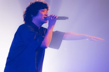 ⽯崎ひゅーい、⾃⾝最⼤規模のホールワンマンで新曲「しょうが焼き」をサプライズ披露