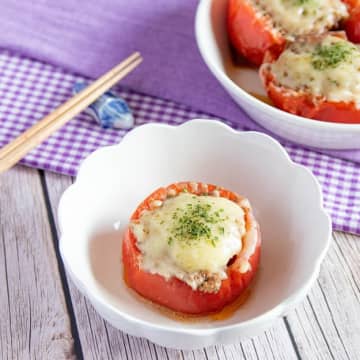 【トマトに肉詰めはダマされたと思ってやってみて】「一口でハマる」「うまっ！て思わず声が出た」ご飯もビールも無限に進む最強おかずレシピ