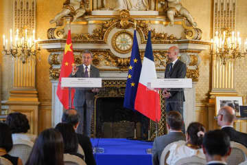 王毅氏、仏外相と共同記者会見