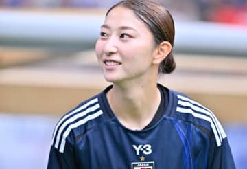 ｢緑似合いますね｣｢赤が似合うよ｣大論争！なでしこ美人MF｢赤→緑｣移籍で初披露した新天地ユニ姿に｢印象が変わる｣｢流石にショック｣｢何でも似合う｣の声
