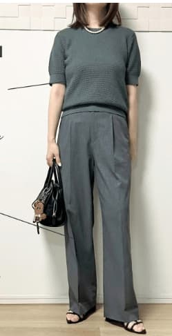 【ユニクロ】サマーニット×タックワイドパンツ。今夏のオフィスコーデに選びたい色とは【40代の毎日コーデ】