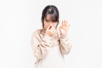 玄関を開けた瞬間から『クサッ！』 家の中から漂ってくる悪臭の原因6選　消臭する方法も