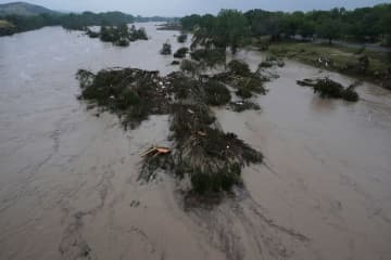 洪水の死者４３人に、不明者の捜索続く　米テキサス州