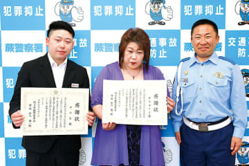 車を運転中に道路で寝る男性を発見　思わず「二度見」　車を止めて警察に通報　通報中に通りかかったタクシー運転手が男性を安全な場所へ移動　交通事故を未然に防いだ行動に称賛