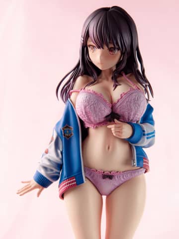 こぼれだす豊満な胸＆スラっと伸びる健康的な足…！イラストレーター・緒方ていの「スカジャン彼女はクールでいたい! 神楽京香」がフィギュア化