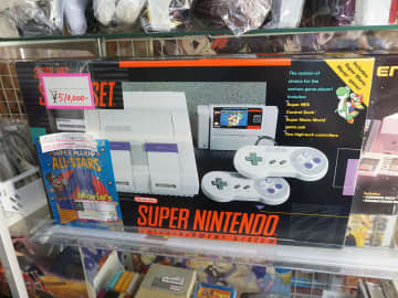 海外版スーパーファミコンの中古品が箱付きで51万円、光線銃付きNESは10万円