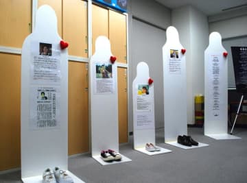 自動車事故ゼロ社会へ　命とハンドルの「重さ」訴え　千葉市美浜区でメッセージ展　犠牲者の等身大パネルや遺品