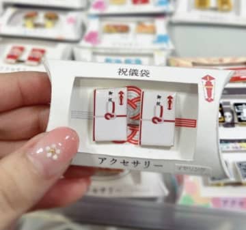 結婚式の受付で、絶対二度見されるやつ。「耳につけるご祝儀袋」という天才的アクセに「これ付けて行きたい」と挑戦者続出