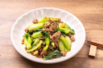 料理人・笠原将弘、”家計に優しい”『チンゲン菜そぼろ炒め』の作り方を伝授！安上がりなのに「食べ応え抜群」…プロが教える目からウロコの節約レシピに主婦も大歓喜「すぐ買える材料で簡単美味しく再現できる！」「価格が変動しない食材で作るレシピに感動」