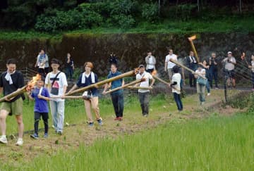 山里に広がる炎と闇…伝統の「虫送り」開催へ　伊勢原