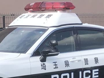 帰宅中の女性…後ろから来た男に蹴られ転倒　現金入ったバッグをひったくられる　男は走って逃走、50～60代くらいで、身長約170センチ、白髪交じりの短髪、上下に黒色のジャージー、マスクなど着用