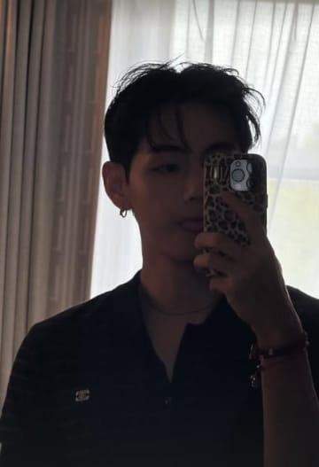 BTSのV、パリでワインパーティーに参加？彫刻のようなビジュアルの近況ショットを公開