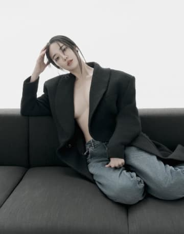 元AFTERSCHOOL ジュヨン、胸元を大胆に露出…素肌にジャケット姿の衝撃ショットを公開
