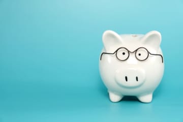 厚生年金に加入しながら65歳まで働きたいのですが、年金は60歳から受け取りたいです。年金受給は65歳まで待った方がお得でしょうか？