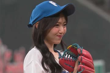 お腹チラ見せ始球式で「あ～～！」と絶叫　鈴木愛理が大暴投で照れ笑い、日本ハム戦に登場