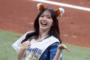 「さすが平成最強アイドル」　きつね耳＆しっぽでエスコン降臨、人気モデルに「反則」と喝采