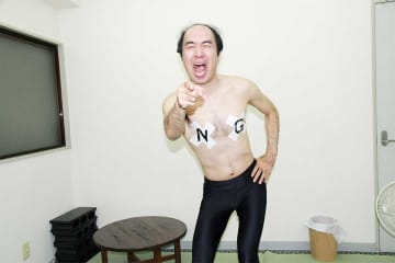 江頭2:50、新聞の一面に登場予告　無表情ショットに「何があったの？」「顔色悪っ」とファンざわつく