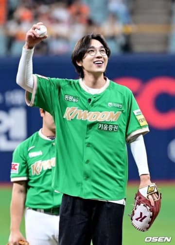 【PHOTO】SG WANNABE イ・ソクフン、始球式に登場…力強い投球を披露