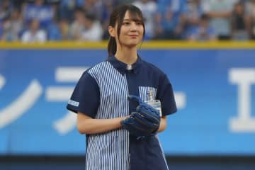 日向坂46・小坂菜緒さんが2年連続ノーバウンド投球　可憐な“制服姿”に大歓声