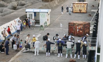 疲労と不安、トカラ列島を後に　地震2週間余り、46人が避難