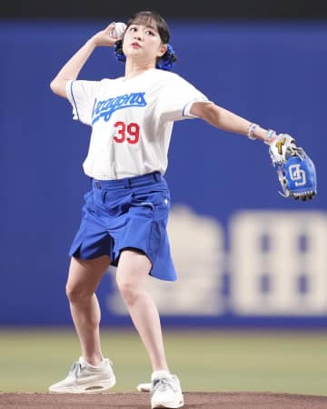 「可愛すぎてデッドボールくらった気分です」紅白出場歌手の“やらかし始球式”が話題「天使を発見しました」