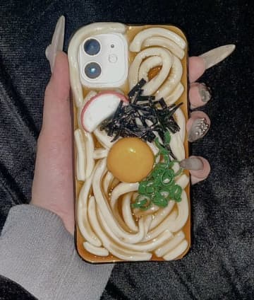 【閲覧注意】深夜に見るな！“釜玉うどんスマホケース”の飯テロ能力が高すぎて「脳がバグる」とSNSで話題沸騰