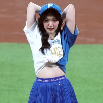 「可愛すぎてやばっ！」エスコン参上の美女アーティストが魅せた“おなかチラリ始球式”に反響続々！「一生見てられる」「キラッキラしてるなぁ」