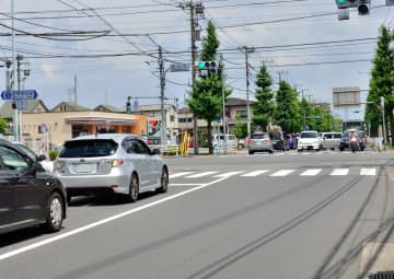 プリウスが十字路で直進しようとするも『左しか見ずに侵入』”危険すぎる飛び出し”にコメント殺到「なぜ一方方向しか見ずに飛び出せるのかがわからん。。」「何くわぬ顔で走り去るところが感情を逆なでする」