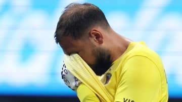 足首脱臼と腓骨骨折の重傷…日本代表の同僚スターを負傷させたGK、激怒した相手選手たちが謝罪要求か