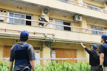 男女トラブルを想定…立てこもり対応訓練　恋愛感情のもつれから女性を人質に→警察官が部屋の外から説得し、犯人役が出てくると確保、人質を安全な場所に避難させて訓練終了