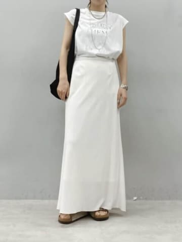 大人女子の「ロゴTコーデ」は部屋着に見せないのがポイント！夏のキレイめ着こなし術