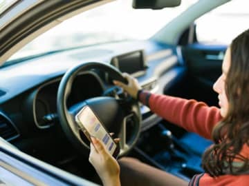運転時間の21％が「ながらスマホ」、大半が娯楽目的　ティーン対象の米調査