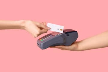 「クレカ払い＝金銭感覚が狂い破産」という認識の母。生活での支払いを“すべてクレカ”にするのは危険？ 結局は「借金」なの？ 注意が必要なポイントを確認