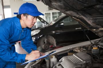7年落ちのセレナの車検が「15万円」！「高くない？」と言っても、夫は「ディーラーなら安心だから」と返答。本当にそれが“一番の選択肢”なの？ 元ディーラー勤務の筆者が解説